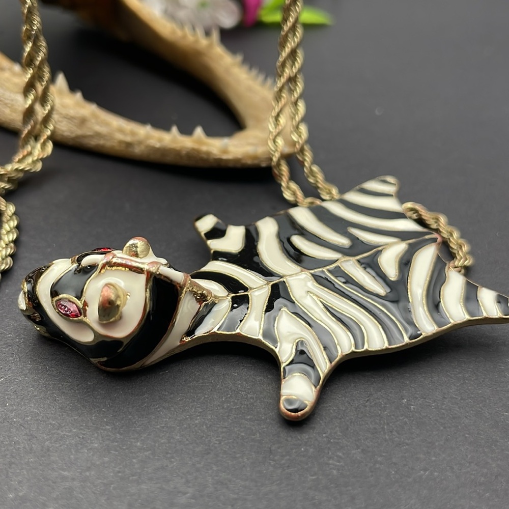 Kenneth Lane Zebra brooch vintage B17 🔥 - Picture 4 of 10